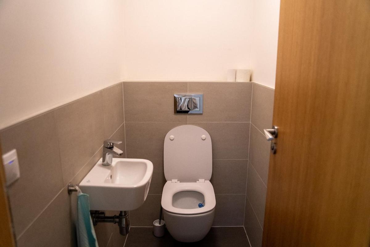 Modern With Own Parking Apartment Prague