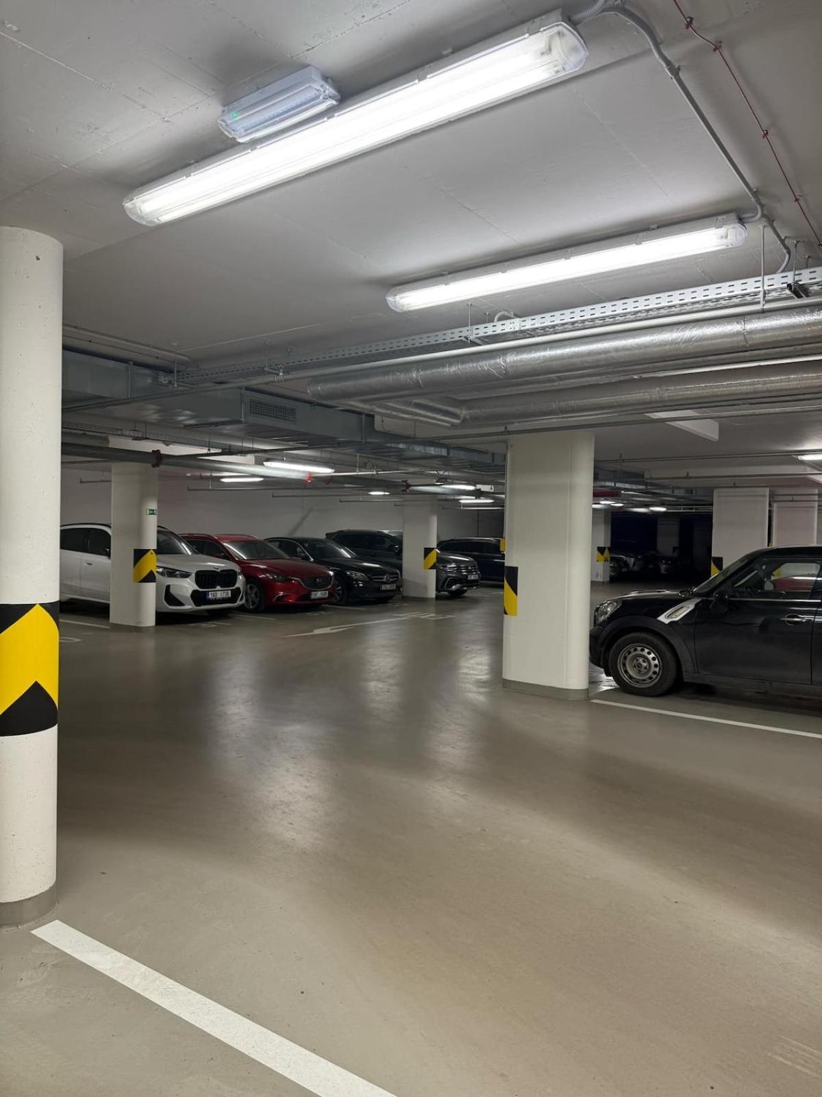 Modern With Own Parking Apartment *